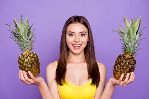 Primer plano retrato de hermosa hermosa dama encantadora de ensueño con —  Fotos de Stock