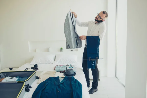 Närbild porträtt av intelligenta stilig i formalwear och spec — Stockfoto