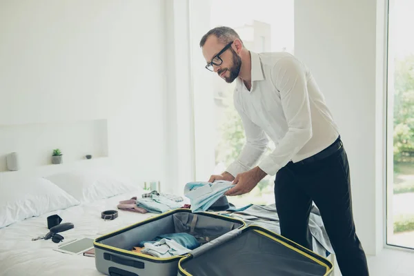 Närbild porträtt av attraktiva intelligenta stilig står vi — Stockfoto