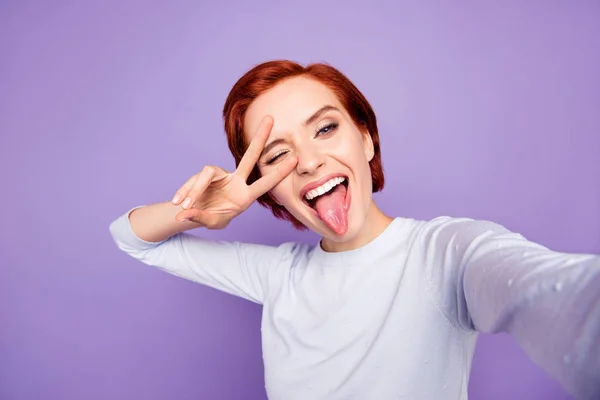 Nahaufnahme Portrait von flirty ausgestreckte Zunge schön niedlich pret — Stockfoto