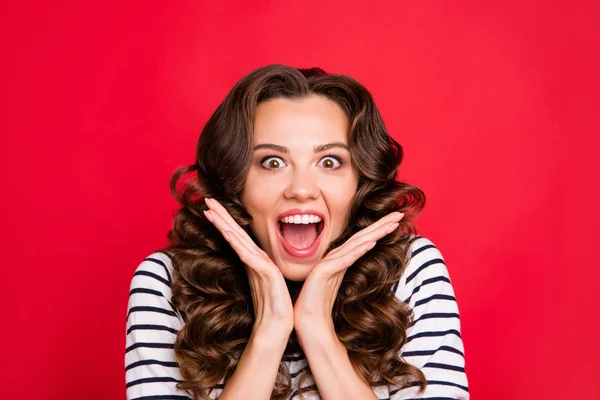 Close Van Portret Van Vrij Vrolijk Schreeuwen Met Stem Haar — Stockfoto