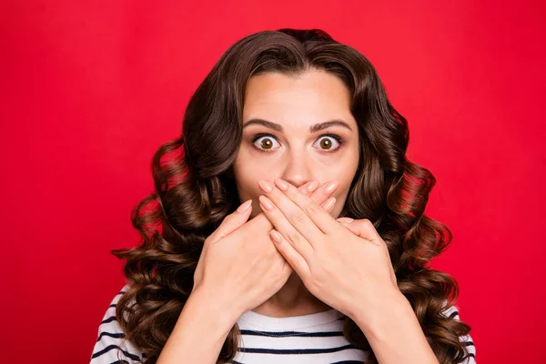 Cerca Retrato Hermosa Guapa Ella Chica Con Las Manos Boca —  Fotos de Stock