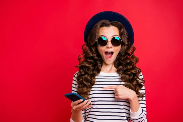 Retrato Agradable Funky Infantil Atractiva Mujer Positiva Pelo Ondulado Gafas —  Fotos de Stock