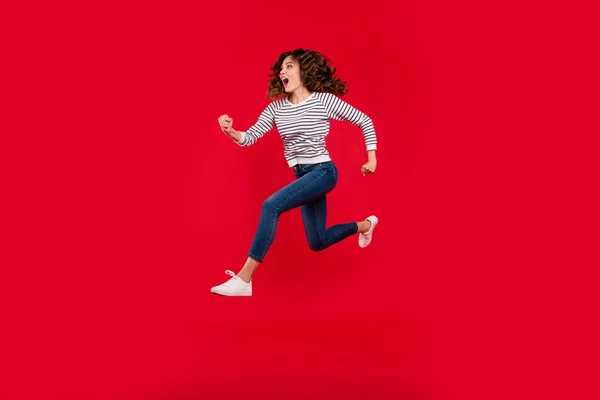 Foto Tubuh Penuh Panjang Terbang Tinggi Mempesona Dia Gadis Itu — Stok Foto