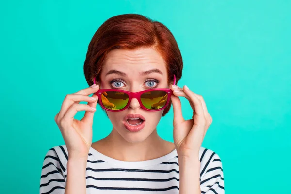 Close Portret Van Aantrekkelijk Haar Hand Hand Rood Donkere Zomer — Stockfoto