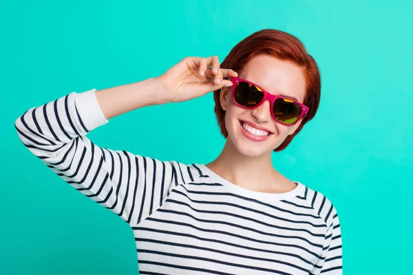 Close Portret Van Aantrekkelijk Haar Lady Rood Helder Zomer Specificaties — Stockfoto