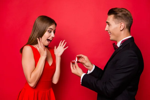 Retrato de dois agradável atraente imponente pessoas feliz espantado loira — Fotografia de Stock