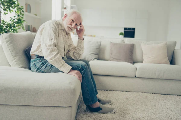 De cerca foto de perfil lateral de pelo gris él su abuelo —  Fotos de Stock