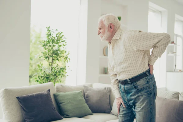 De cerca foto de pelo gris él su abuelo solo en grande h — Foto de Stock