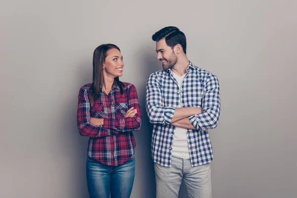 Porträtt av två trevliga attraktiva glada glada människor gifta s — Stockfoto