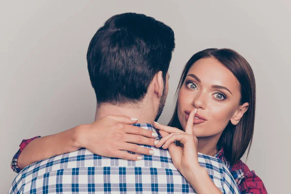 Nahaufnahme Porträt zweier attraktiver, verträumter Menschen — Stockfoto