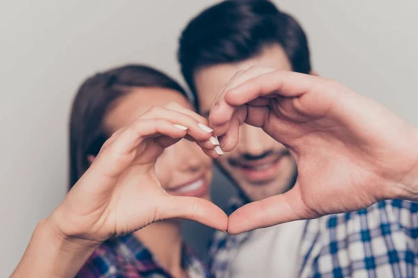 Primo piano mostrando il gesto del cuore di bella cheerf attraente amabile — Foto Stock