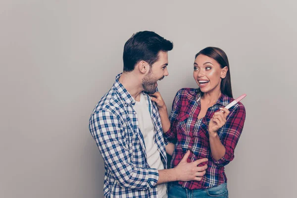 Studio foto portrét ona hraje pohledný veselá radosti — Stock fotografie