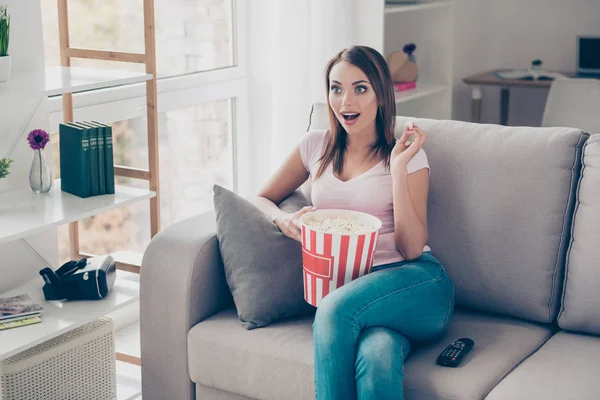 Portret van leuk mooie aantrekkelijke vrolijk blij meisje student si — Stockfoto