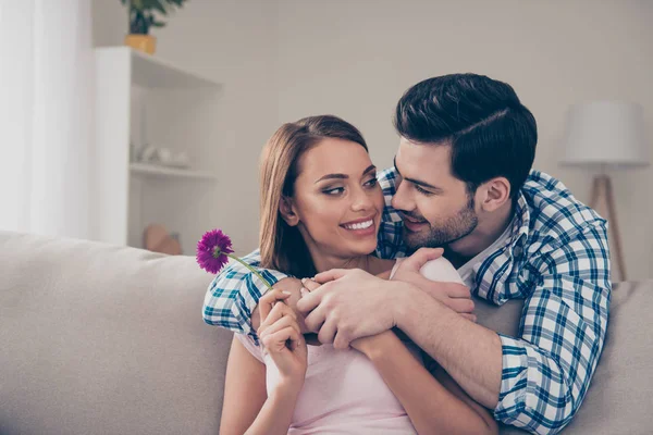 Portret van twee mooie zoete lief inschrijving zachte aantrekkelijke chee — Stockfoto