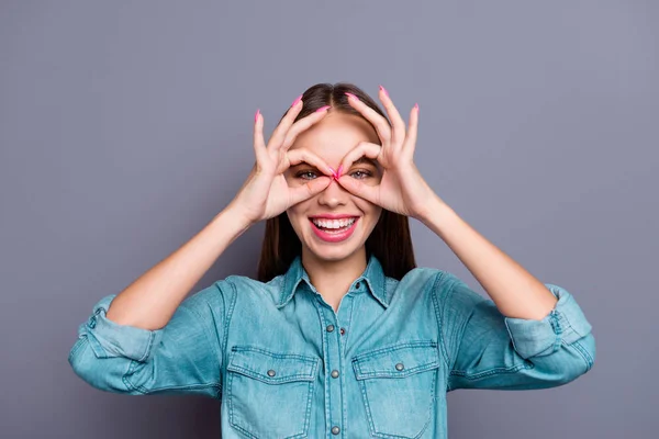 Nahaufnahme Porträt der jungen lächelnd glücklich sie ihre Frau gestikulierend — Stockfoto