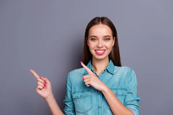 Close up ritratto di bella sorridente donna ragazza gesticolando — Foto Stock