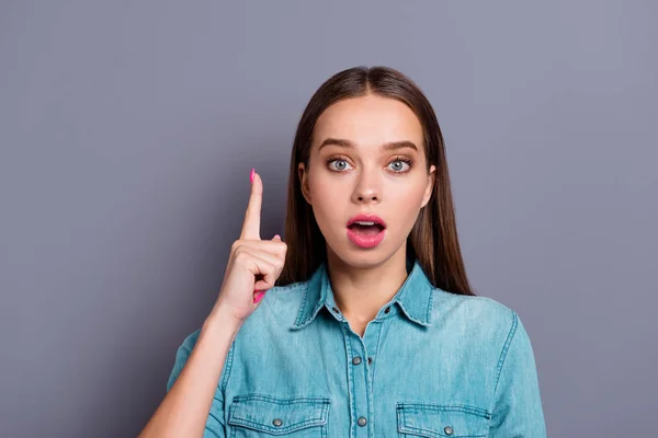 Close-up portret van aantrekkelijke denken peinzende geweldig idee wonder — Stockfoto