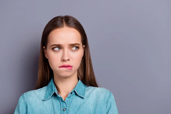 Primer plano retrato de triste sentimiento culpable mordiendo labio inferior bastante — Foto de Stock