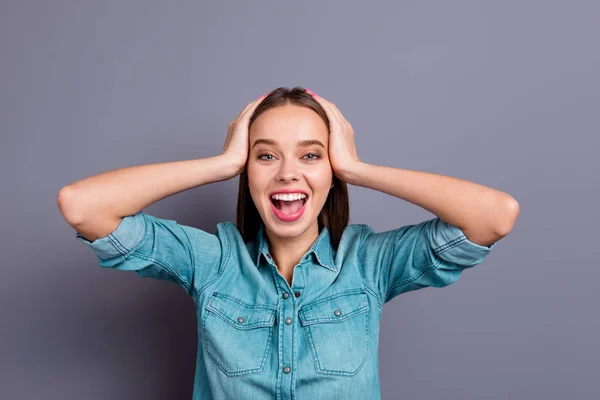 Close-up portret van charmante jonge ze haar meisje met geopende mou — Stockfoto