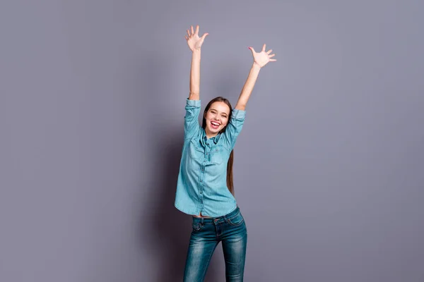 Närbild porträtt av glada vackra leende med höjde händerna stan — Stockfoto