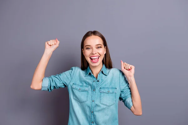 Primer plano retrato de atractivo gritando feliz sonriendo con rais —  Fotos de Stock