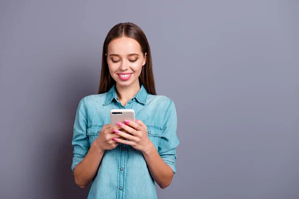 Primer plano retrato de atractiva sonriente feliz mensajes de texto en el móvil — Foto de Stock