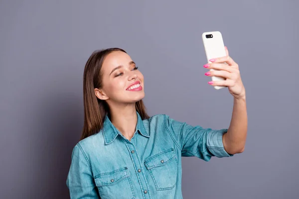 Close-up van portret van het nemen van selfie op instagram krijgen wugik — Stockfoto