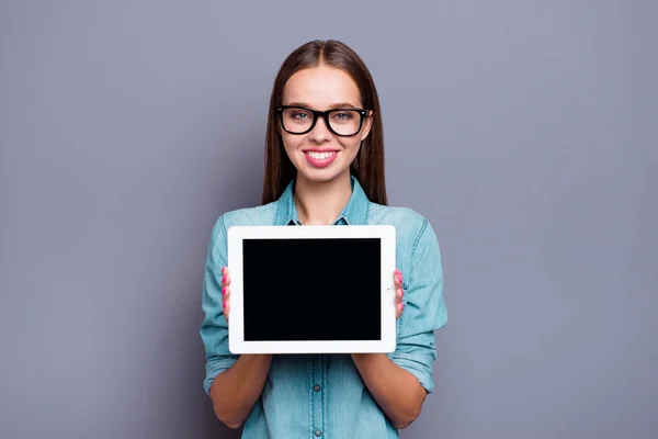 Närbild porträtt av föreslår att kunder ny modell av e-reade — Stockfoto