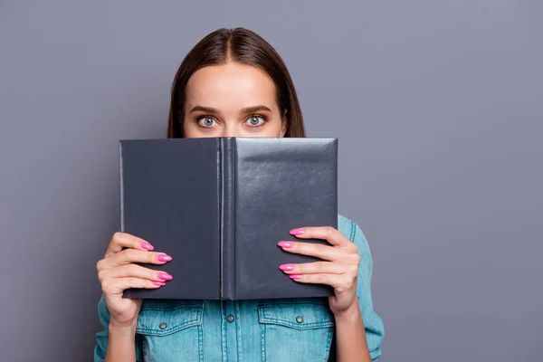 Cerca de retrato de la cara de cubierta estrecha detrás del diario ella su mujer — Foto de Stock