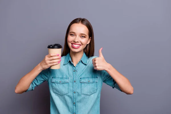 Närbild porträtt av glada njuta av kaffe att gå gör finger upp — Stockfoto