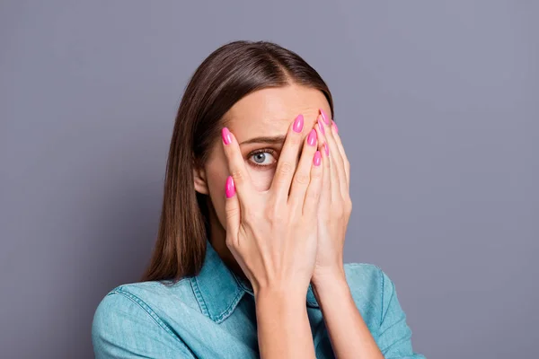 Close-up van studio foto portret van triest boos ongelukkig bang schrikken — Stockfoto