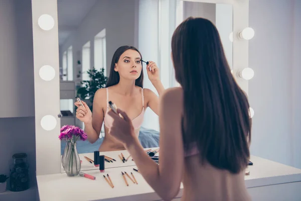 Retrato de bonito encantador atractivo femenino concentrado —  Fotos de Stock