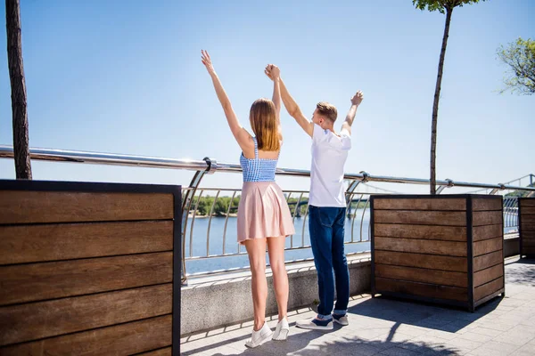 Arrière derrière pleine longueur vue de la taille du corps de deux belle belle a — Photo