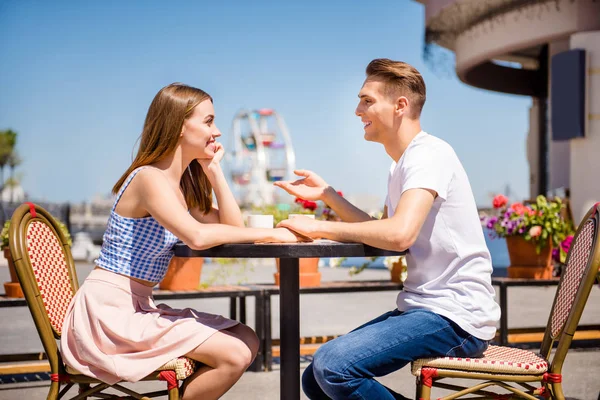 Profilen sidovy av två fina härliga attraktiva glad positiv — Stockfoto