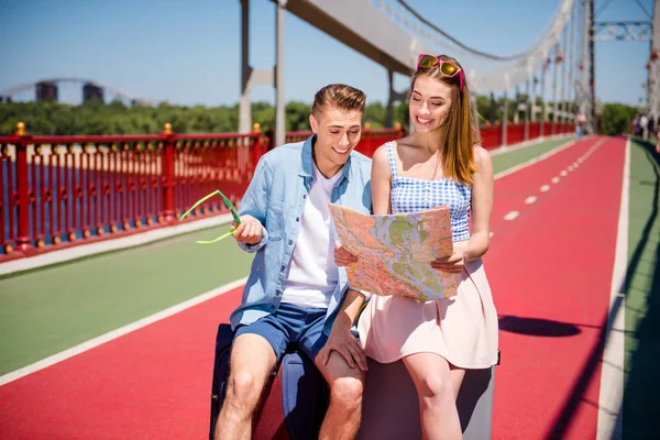 Två gifta makar turister att ha tur i centrum se karta t — Stockfoto