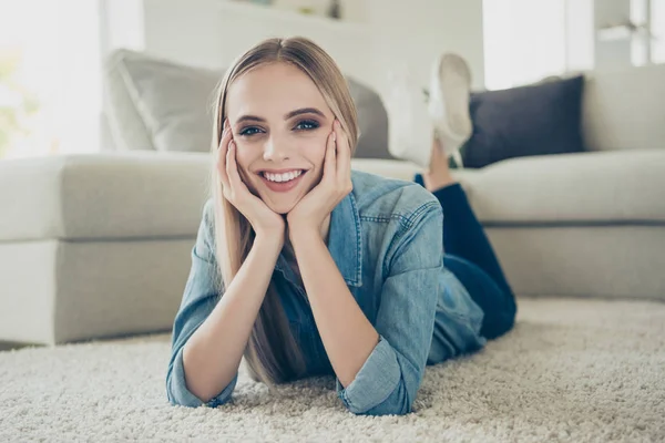 Nahaufnahme Porträt von ziemlich erstaunlich sie ihre Dame im Haus overjo — Stockfoto