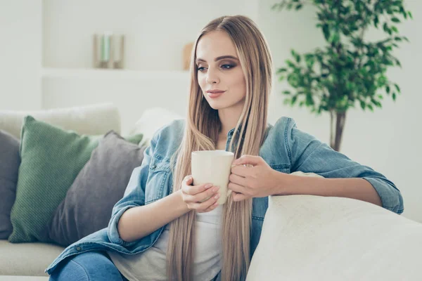 特写肖像吸引惊人的精彩的金发女郎她 — 图库照片