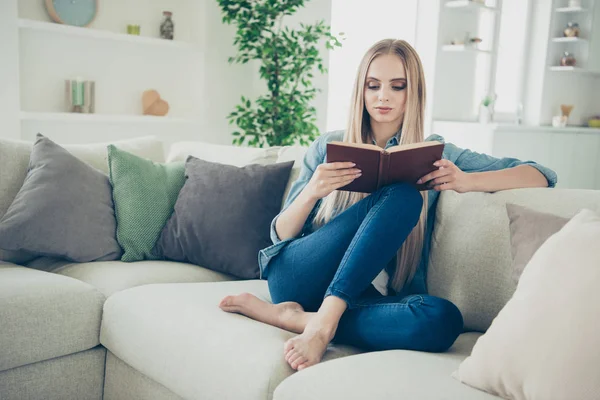 Zblízka portrétní atraktivní úžasné nádherné blond ona ji — Stock fotografie