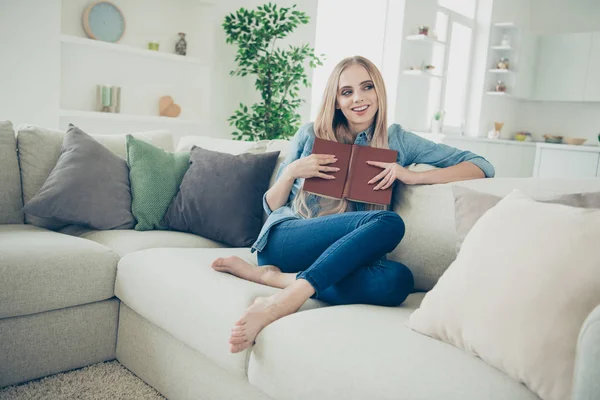 Närbild porträtt av attraktiva fantastiska underbara blond hon henne — Stockfoto