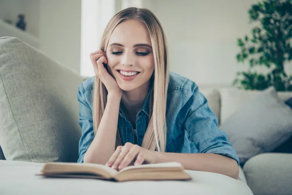 Cerca Retrato Atractiva Maravillosa Rubia Ella Sofá Libro Señora Que — Foto de Stock