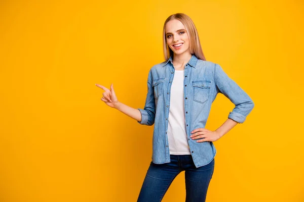 Porträt von schönen selbstbewussten Inhalten attraktiv fröhlich positiv — Stockfoto