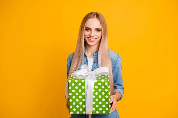 Retrato de bonito aspecto lindo dulce atractivo fascinatina — Foto de Stock