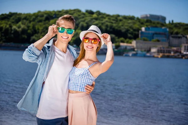 Foto av två glada positiva glad optimistisk vackra i casu — Stockfoto