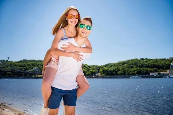 Fora sonho jogar pessoa brincando em torno do conceito. Dois charmosos c — Fotografia de Stock