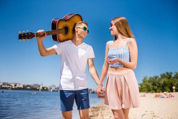 Funky vårdslösa personer party flirta vänskap konceptet. Två laughi — Stockfoto