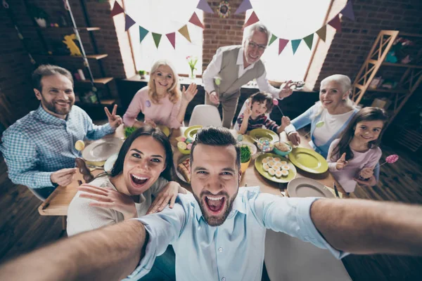 Auto-retrato selfie de alegre animado feliz extático família sm — Fotografia de Stock