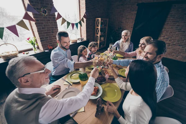 Fin härlig glad glad positiv familj liten lillebror s — Stockfoto