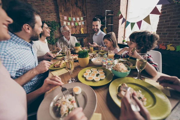 Leuke lieve vrolijke vrolijke positieve familie kleine broertje — Stockfoto