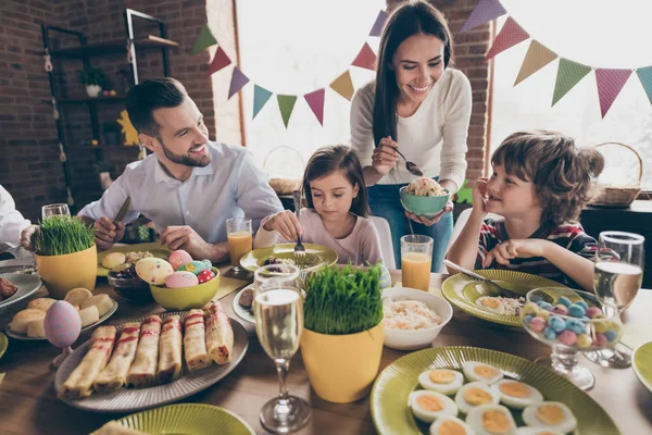 Schön schön freundlich fröhlich positive Familie verheiratete Ehepartner hu — Stockfoto